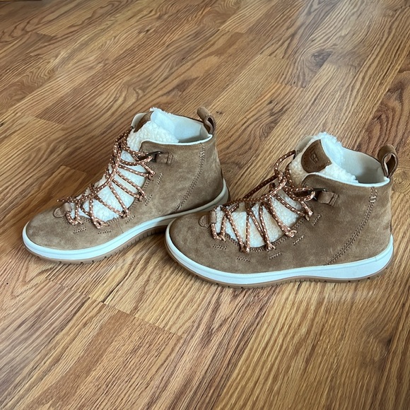 UGG PLUSH boots - Picture 6 of 8